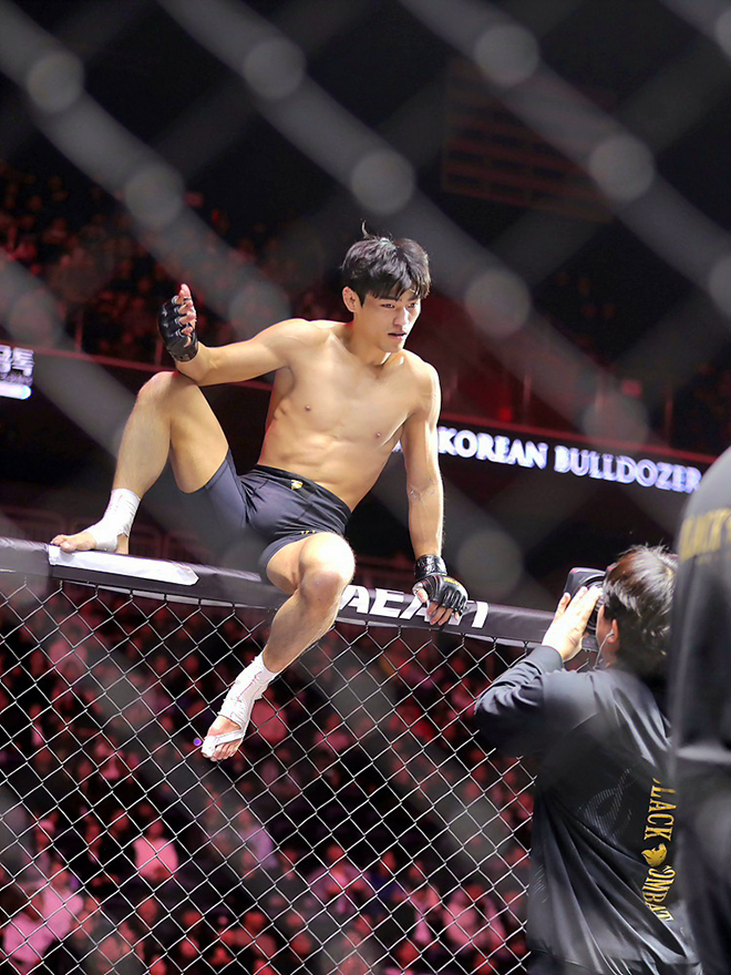 "Red Falcon" Ji Hyuk-min responds to the shooting after passing the Black Kombat featherweight class at the Grand Ballroom of the Koryo Hotel in Bucheon, Gyeonggi-do, in May 2026. Bucheon Gymnasium MMA Competition Co-Main Event, that is, the second most important event. Photo = Lee Kyo-duk, a martial arts reporter