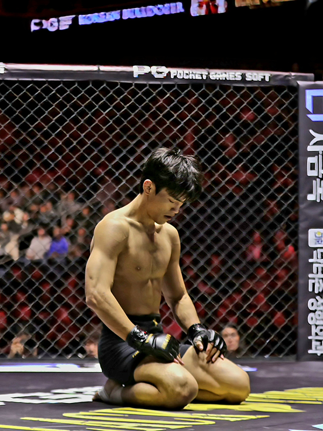 "Red Falcon" Ji Hyuk-min is expressing his respect to South Korean UFC fighter "Korean Bulldozer" Nam Eui-cheol after winning the opening game of the mixed martial arts competition Black Combat 16 in January 2026, with 10,800 paid spectators watching the Inspire Arena in Yeongjong International City, Incheon. Photo = Lee Kyo-duk, a martial arts reporter