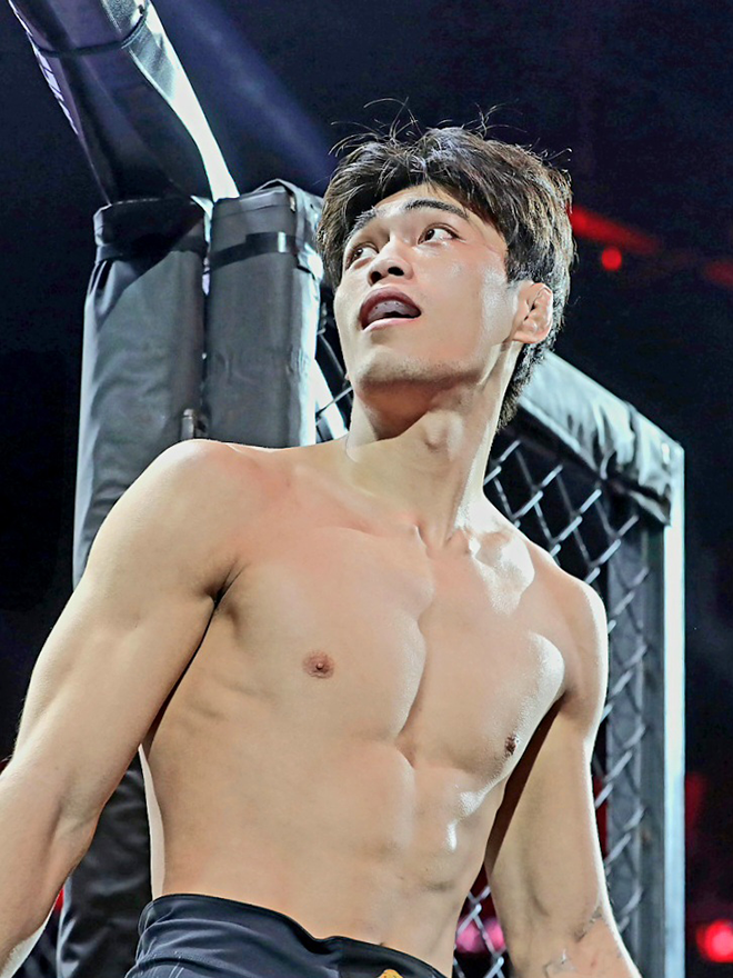 "Red Falcon" Ji Hyuk-min enters a special cage for the opening game of the mixed martial arts competition Black Kombat 16 in January 2026, with 10,800 paid spectators watching the Inspire Arena in Yeongjong International City, Incheon. Photo = Lee Kyo-duk, a martial arts reporter