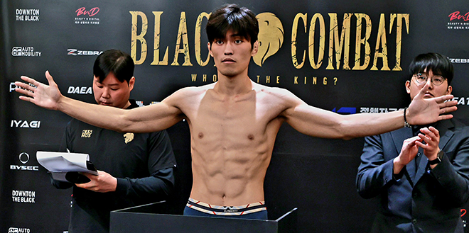 "Red Falcon" Ji Hyuk-min responds to the shooting after passing the Black Kombat featherweight class at the Grand Ballroom of the Koryo Hotel in Bucheon, Gyeonggi-do, in May 2026. Bucheon Gymnasium MMA Competition Co-Main Event, that is, the second most important event. Photo = Lee Kyo-duk, a martial arts reporter