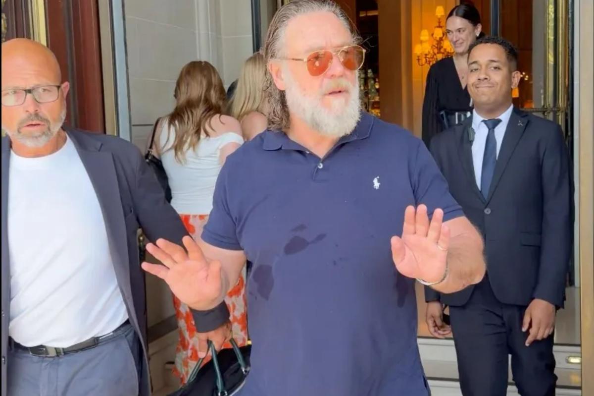 Russell Crowe warns autograph hunters gathered outside his Paris hotel: 'Don't f--king push in on me'