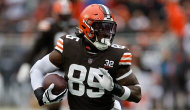 Report: Chargers land tight end David Njoku on one-year deal