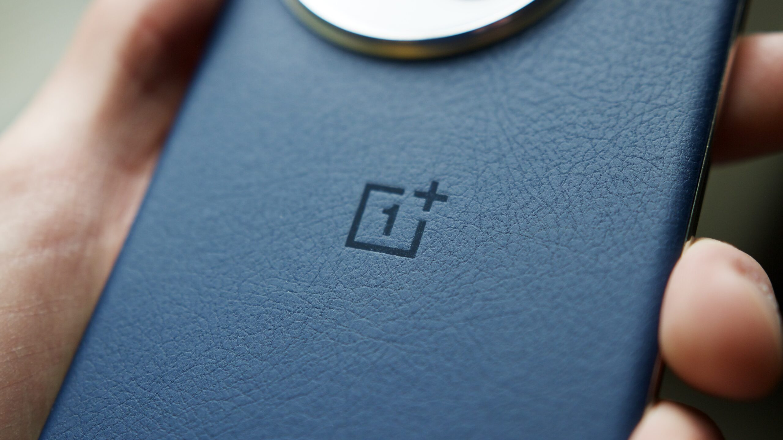 oneplus logo oneplus 13 Close-up of the OnePlus logo on the OnePlus 13.