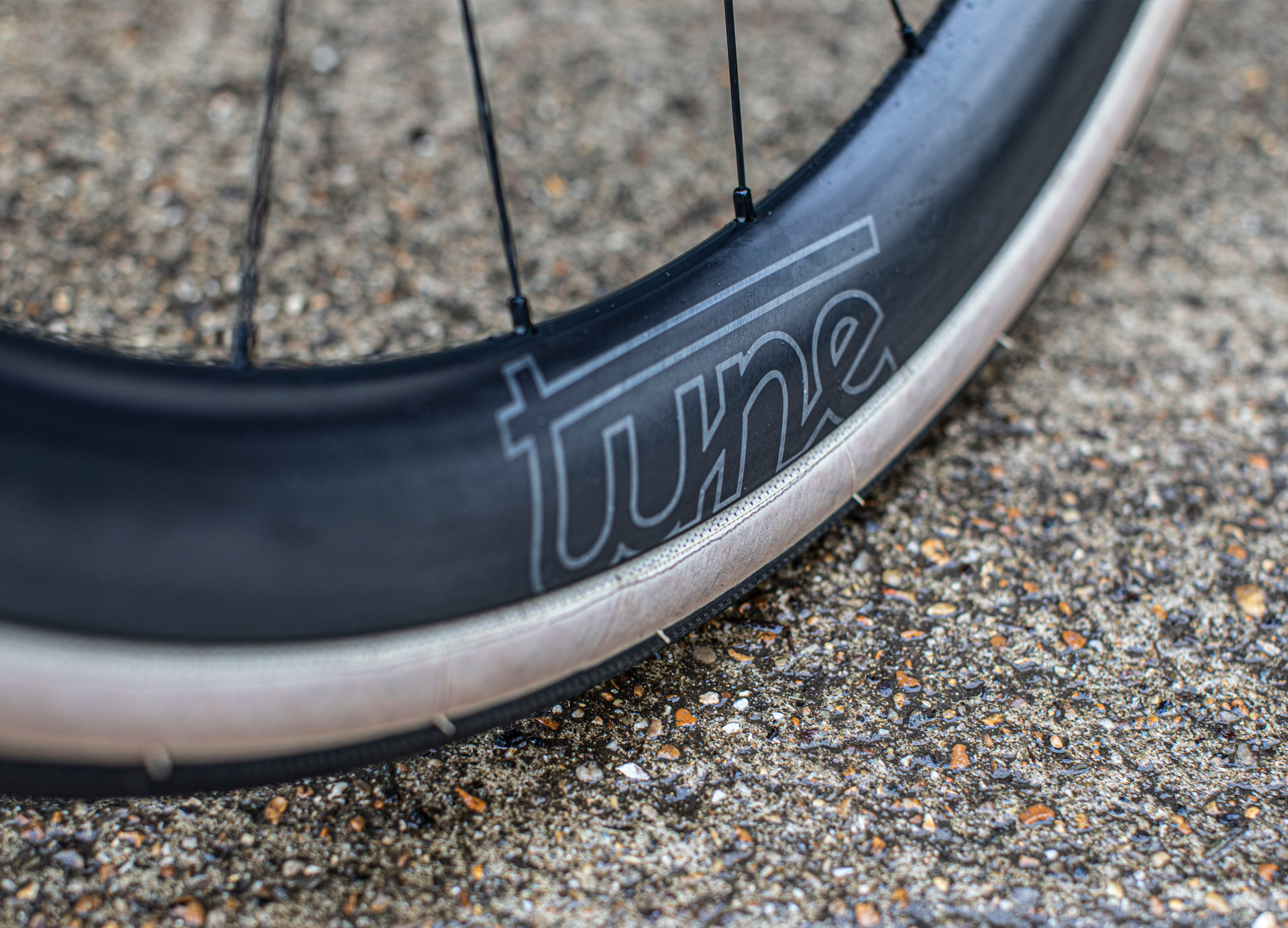 A zoom in on the Tune Yokto 4550 wheels logo