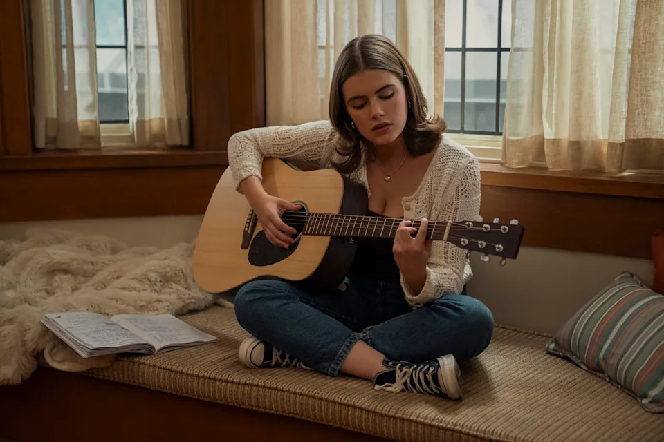 Hannah (Ella Bright) in OFF CAMPUS (Liane Hentscher/Prime)