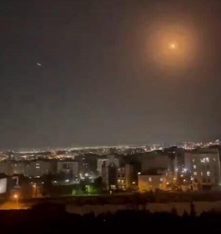 Air defense systems operating in western Tehran תיעוד של ההגנה האווירית פועלת במערב טהרן