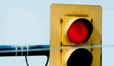 Red light crash leads to injuries and charges for Brampton company