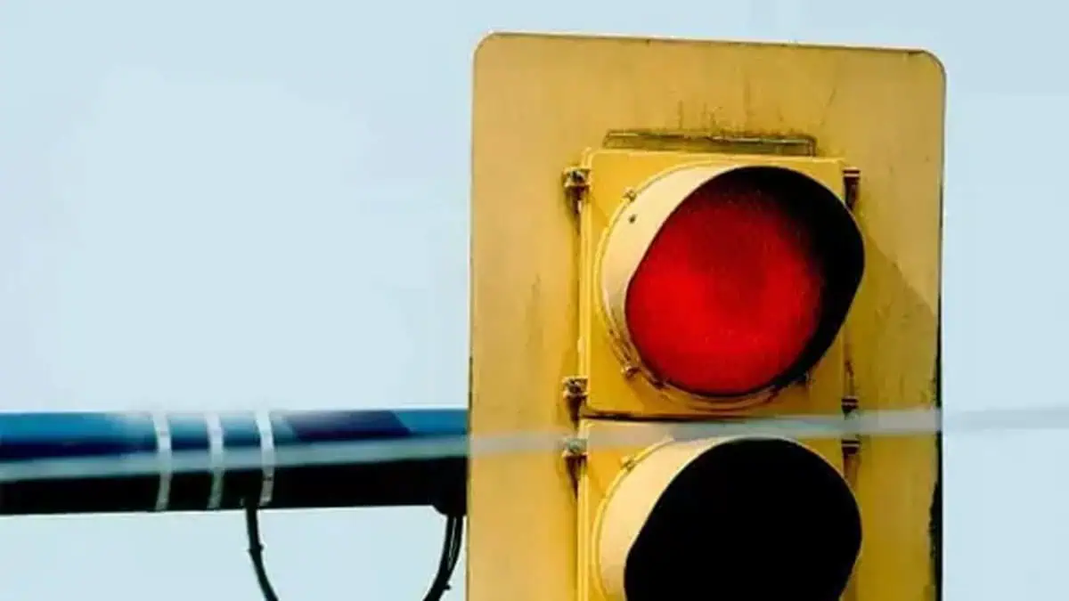 Red light crash leads to injuries and charges for Brampton company