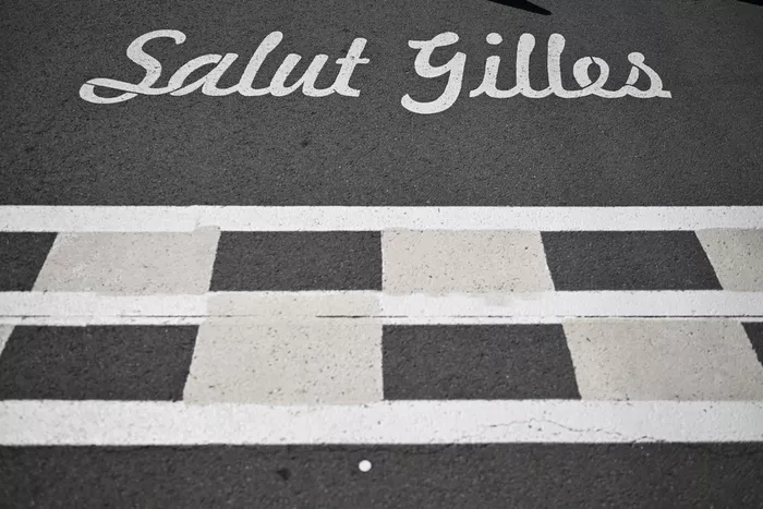 Salut Gilles writing is seen above the finish line