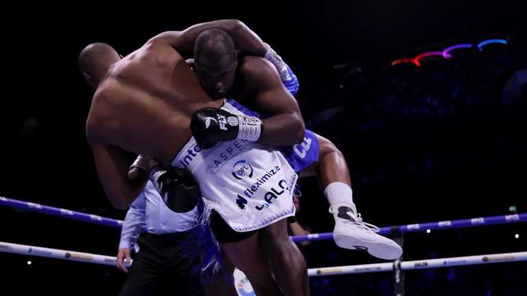 Dubois, in a rage, tackled Wardley to the ground in the first round