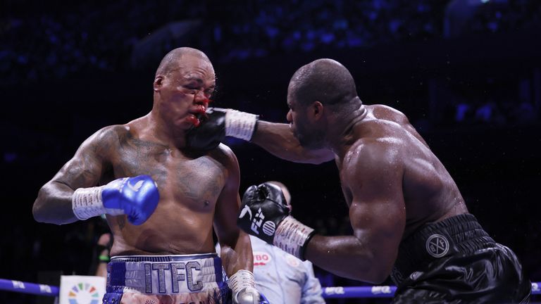 Dubois continued to land right hooks on Wardley throughout