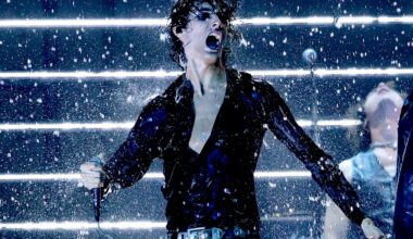 AMAs 2026: Watch Sombr Sing 'Homewrecker' in the Rain