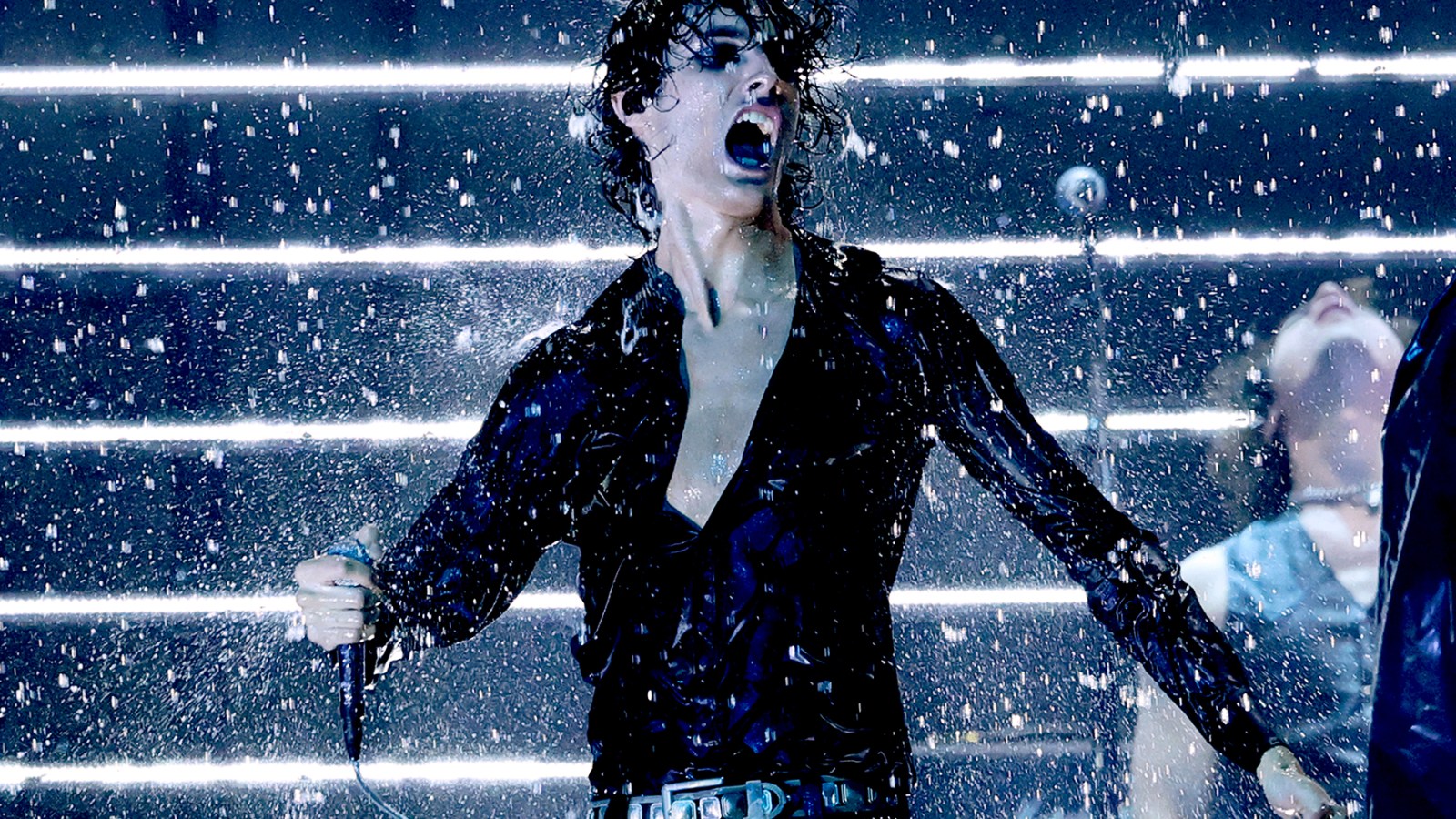 AMAs 2026: Watch Sombr Sing 'Homewrecker' in the Rain