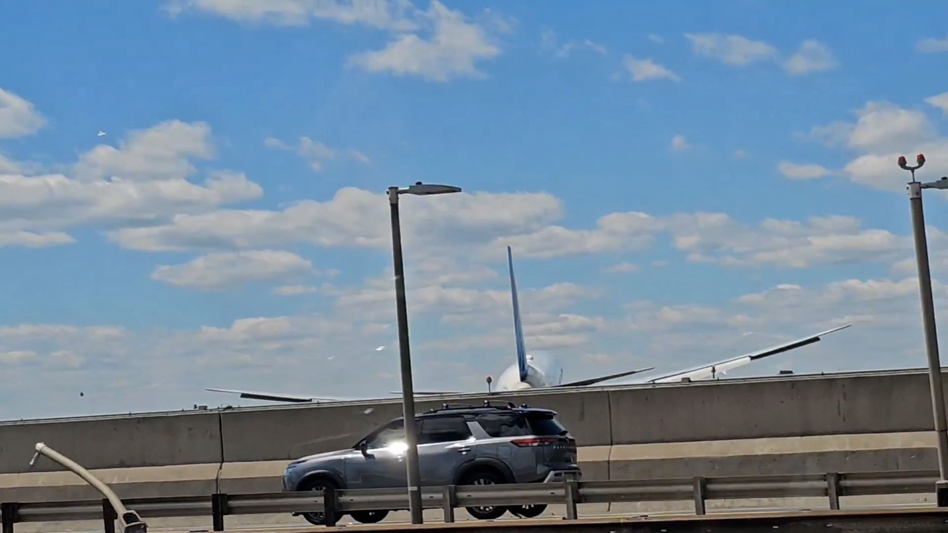 Title: ....Right Now, right in front of us, @united coming in to land at @EWRairport so close to the NJ Turnpike Highway, its landing gear almost 'Crashing' onto a Truck! Saw, smoke....Damn! @News12 @News12NJ https://t.co/qJRk2ry0K8 Duration: 00:03 Description: ....Right Now, right in front of us, @united coming in to land at @EWRairport so close to the NJ Turnpike Highway, its landing gear almost 'Crashing' onto a Truck! Saw, smoke....Damn! @News12 @News12NJ https://t.co/qJRk2ry0K8