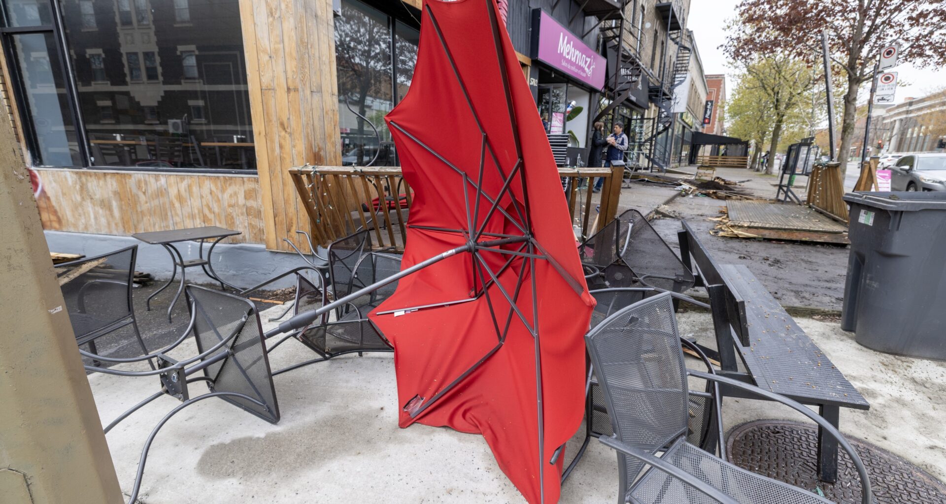 Patio furniture on a terrasse knocked over