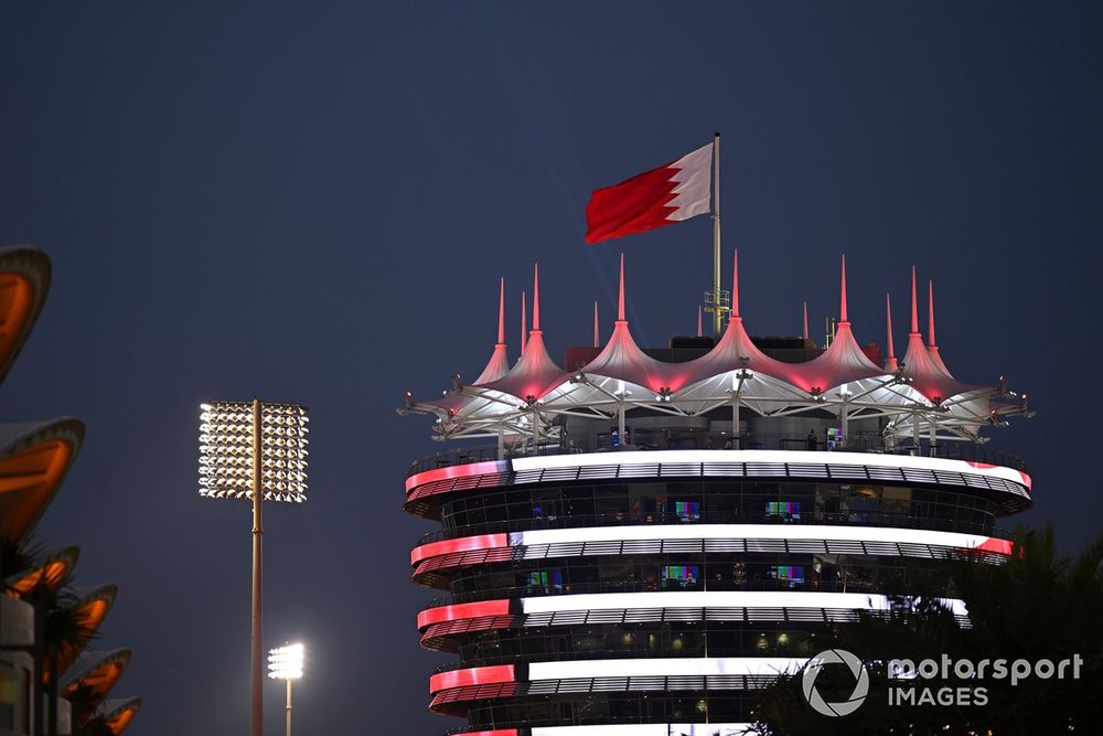 La bandiera del Bahrain sventola sulla torre di Sakhir