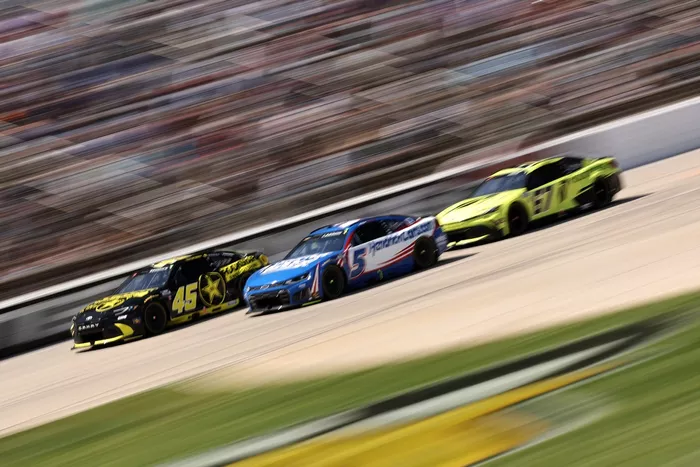 Tyler Reddick, 23XI Racing, Kyle Larson, Hendrick Motorsports