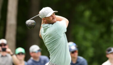 Wyndham Clark overcomes a bit of blood, gets within two of Si Woo Kim