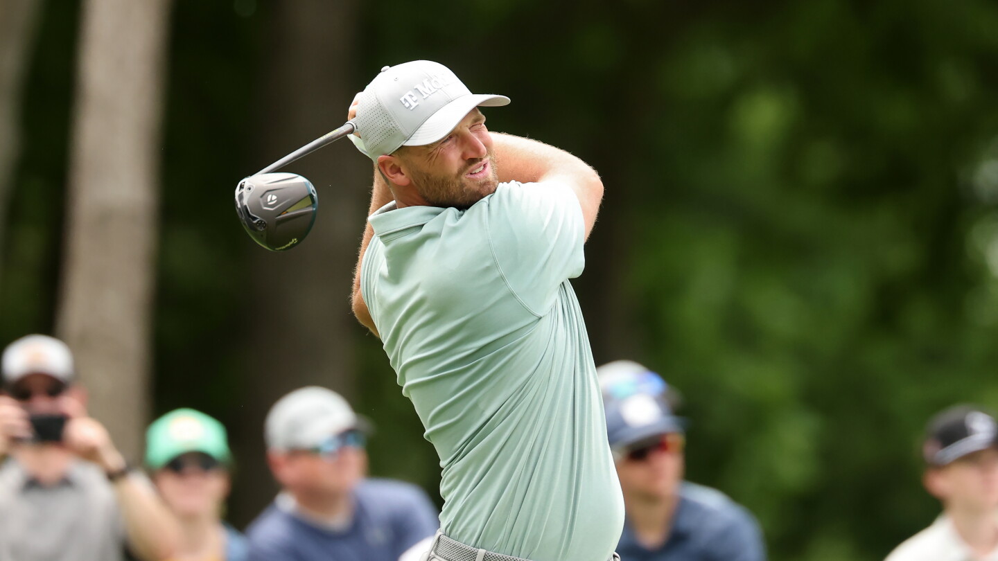 Wyndham Clark overcomes a bit of blood, gets within two of Si Woo Kim