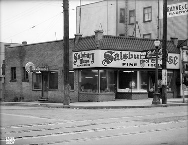 1946: Salsbury Cafe at 4102 Main St., the current location of Helen's Grill.