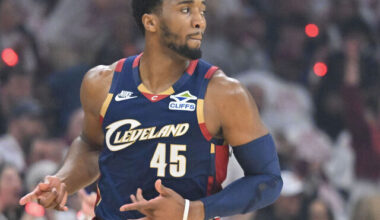 Mitchell drops 35 to lead Cavs over Pistons in Game 3