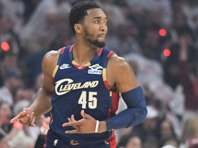 Mitchell drops 35 to lead Cavs over Pistons in Game 3