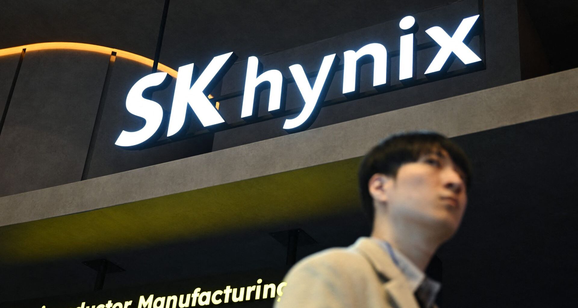 SK hynix logo building