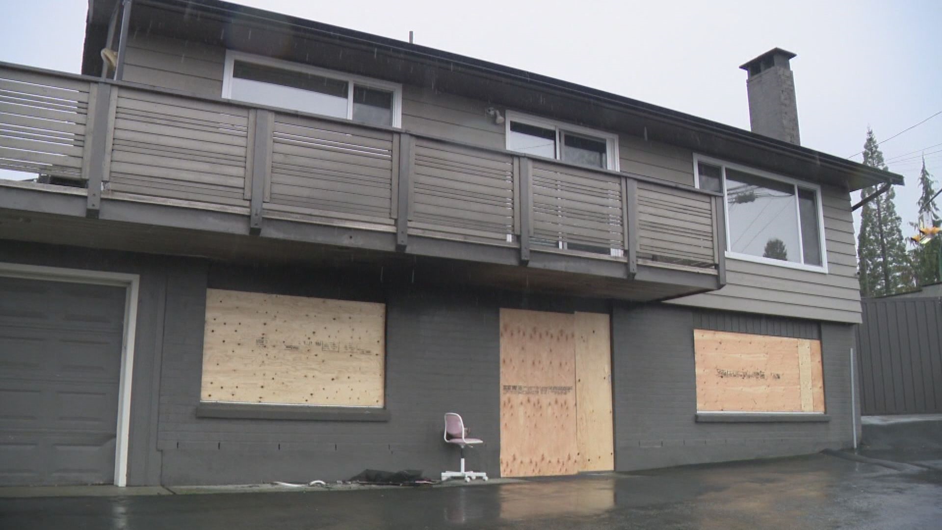 Click to play video: 'Suspects sought in North Vancouver Halloween arson'