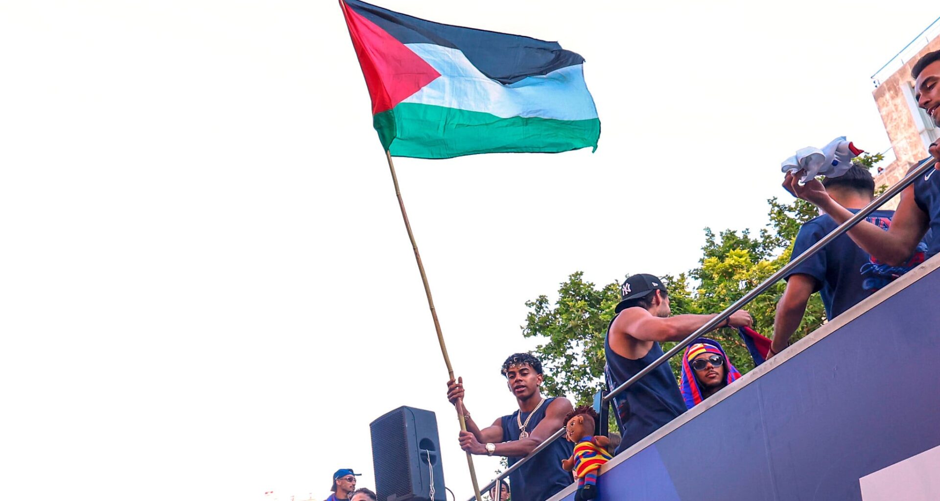Barcelona soccer star Lamine Yamal raises Palestinian flag during title parade