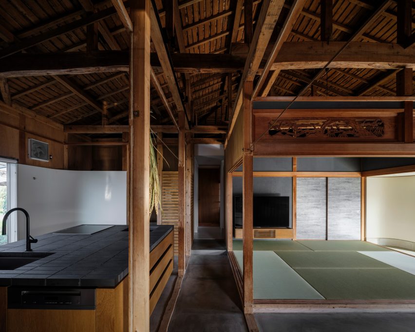 Living space interior at Japanese home by YNAS