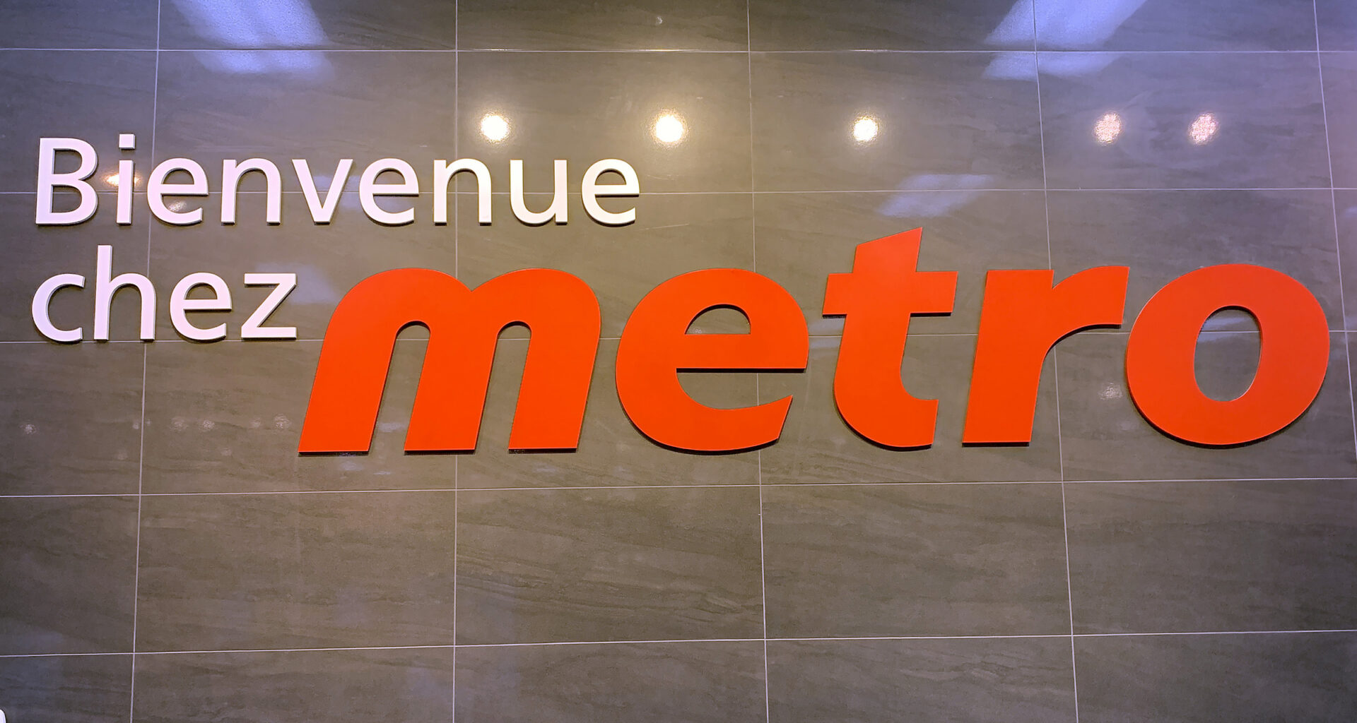 A sign saying Bienvenue chez Metro.