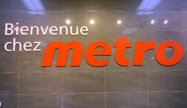 A sign saying Bienvenue chez Metro.