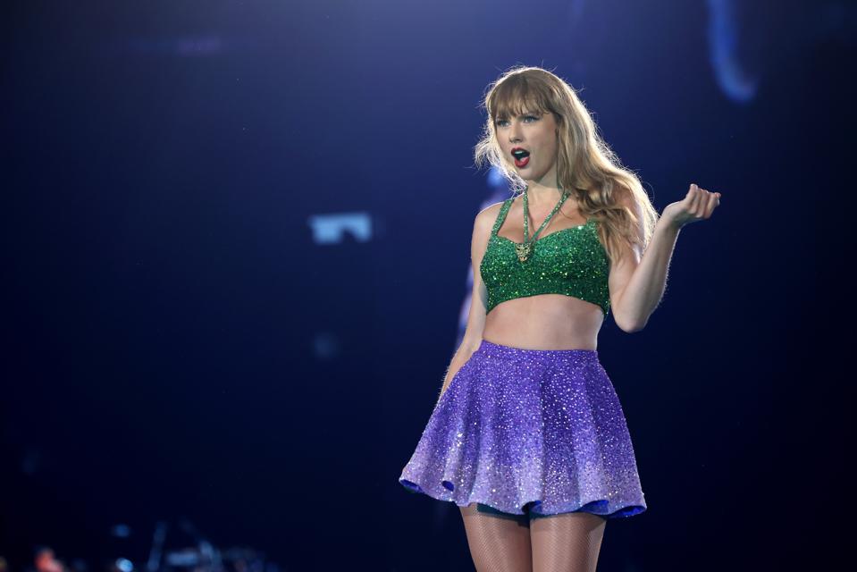Taylor Swift Becomes The First Artist To Manage A Chart Feat
