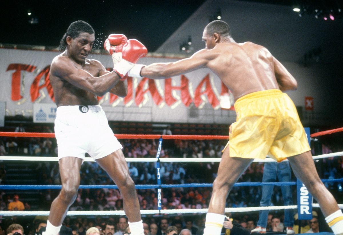 Thomas Hearns and Michael, left, fight for the WBO super middleweight title at the Trump Taj Mahal