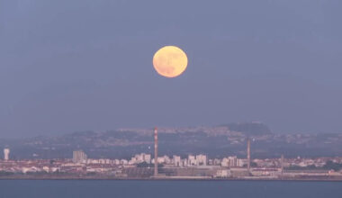 Lisbon offers stunning views of the so-called 'strawberry moon' to locals and tourists - Yahoo News Canada