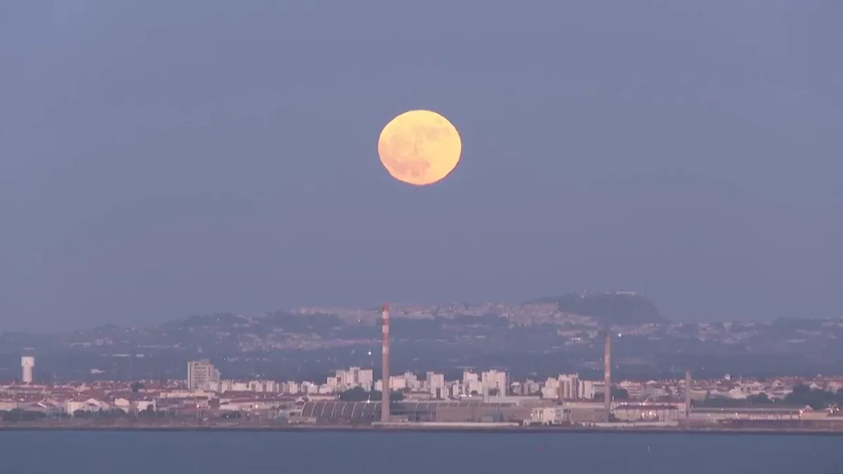 Lisbon offers stunning views of the so-called 'strawberry moon' to locals and tourists - Yahoo News Canada