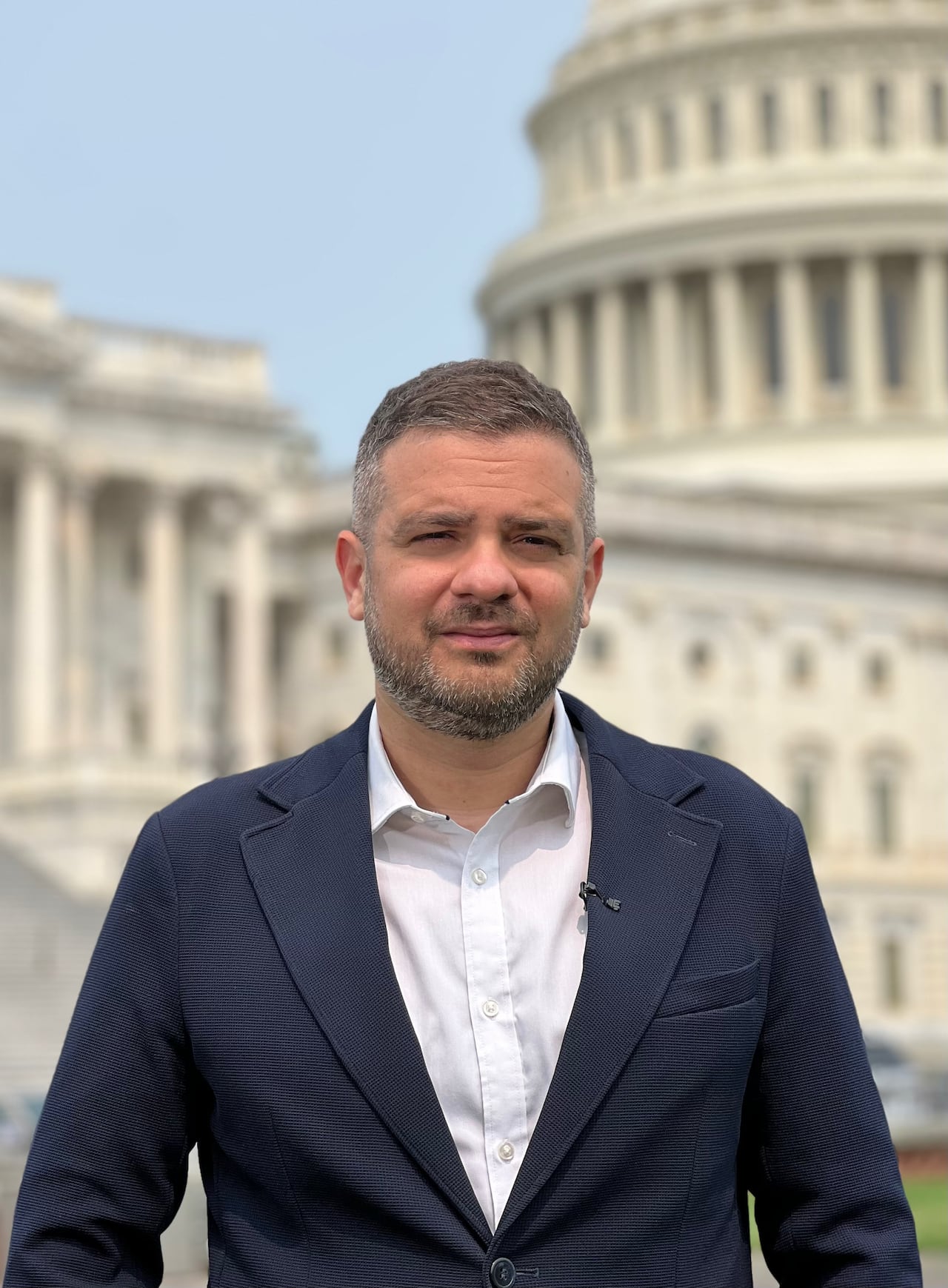 Man standing in front of U.S. Capitol