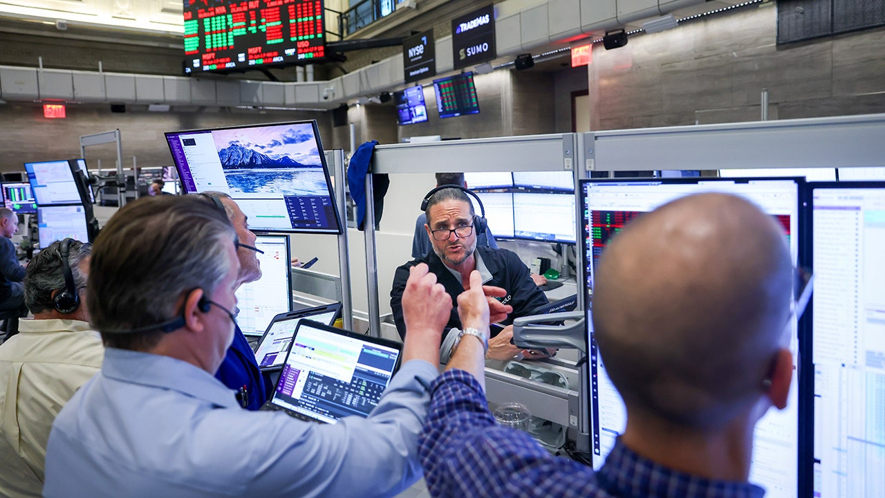 CEOs signal layoffs, plummeting confidence as economic outlook darkens in 2026