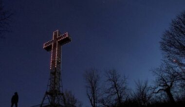 Mount Royal cross to go dark for major repairs