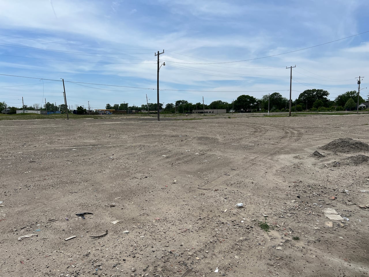 Vacant land with dirt and garbage