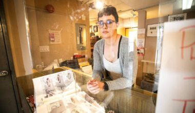 Suspects sought in armed smash-and-grab at gold store – Winnipeg Free Press