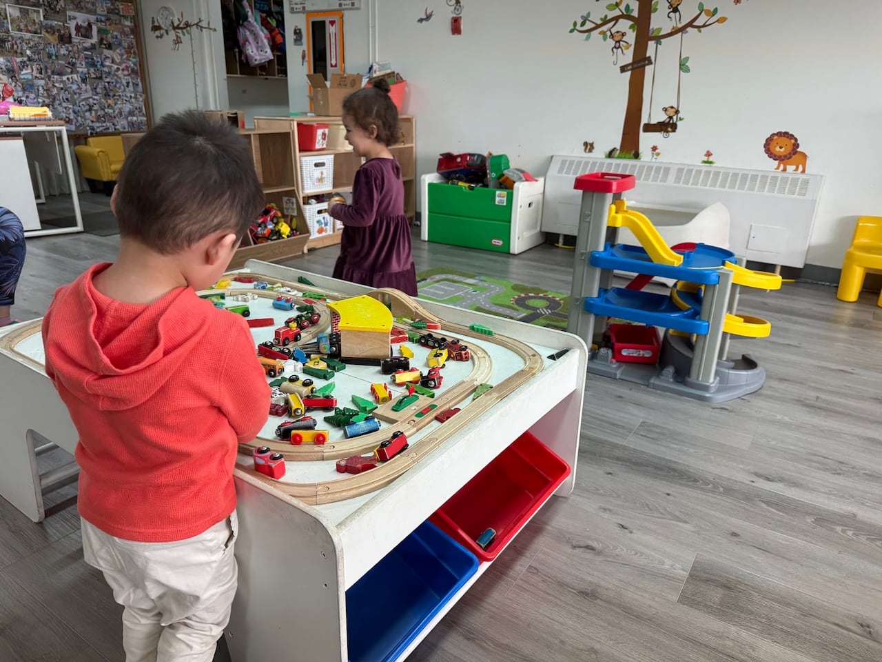 A boy and a girl playing with toys at L’Envol’s drop-in daycare service