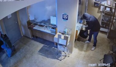 Winnipeg police looking for help identifying suspects in gold store robbery