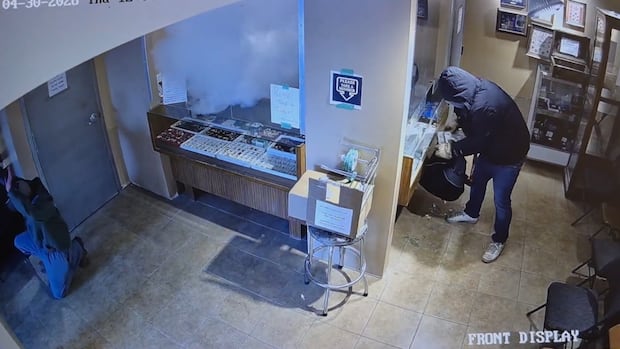 Winnipeg police looking for help identifying suspects in gold store robbery