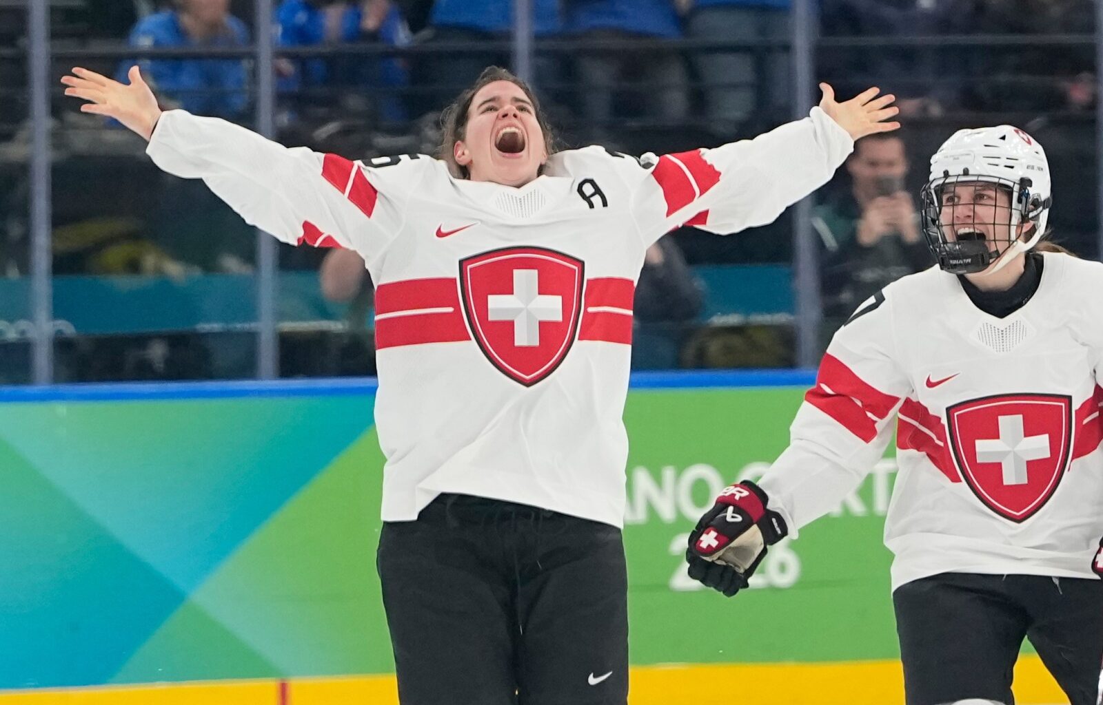 PWHL Hamilton signs Alina Muller, Nicole Gosling to three-year contracts – Winnipeg Free Press