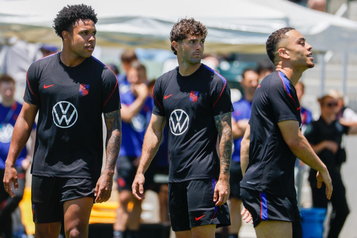 U.S. men's soccer players (from left) Weston McKennie, Christian Pulisic and Sergino Dest take part in a training session.