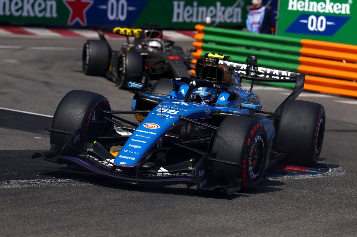 Carlos Sainz hits out at “stupid risks” from F1 rivals: ‘How can a veteran like Nico do this?’