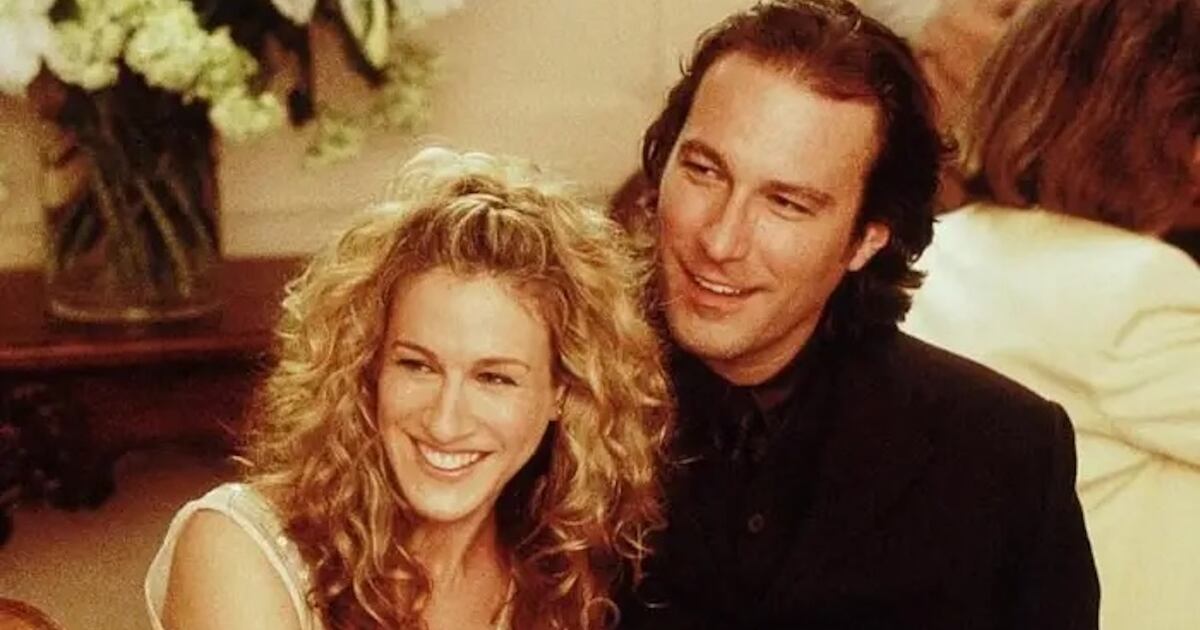 ‘Sex & the City’ Star, 65, Debuts Fully Gray Hair