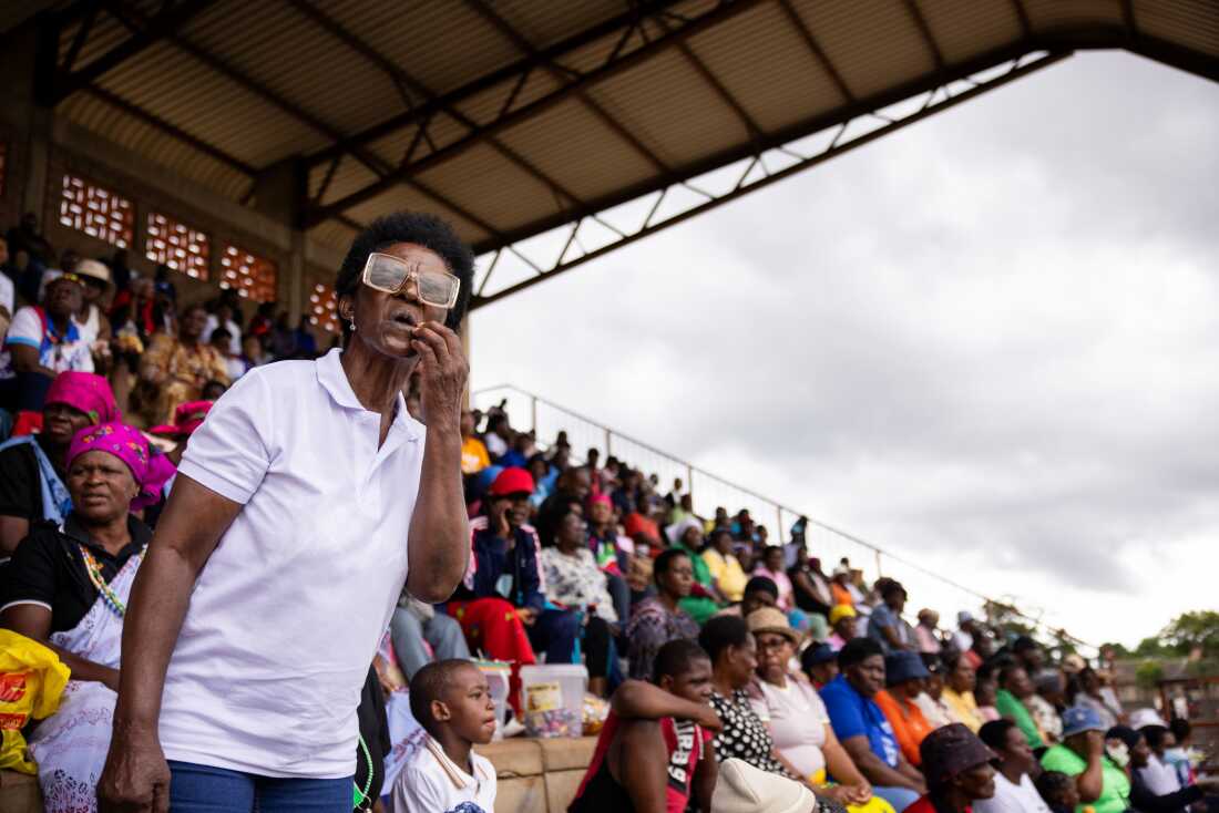 Beauty Mushwane 72 – supporter, specifically of local team Vakhegula Vakhegula – (Grandmothers Grandmothers)
