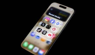 Could Ottawa actually enforce a social media ban for kids?